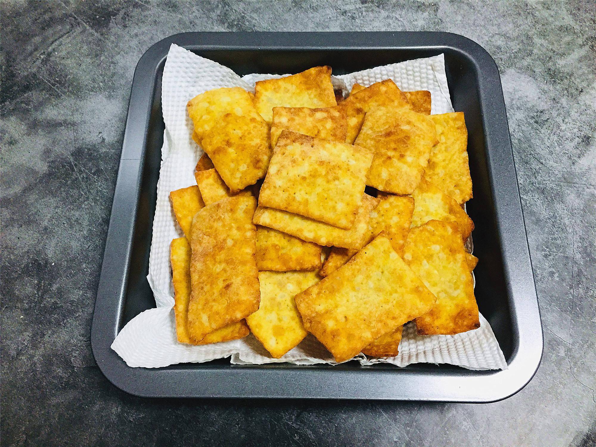 面粉加米饭炸出香酥的锅巴过年必备的小吃