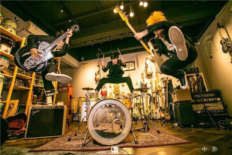 喜欢足球,滑板的朋克贝斯手周金波.贝斯手金波在工作室小院儿刷地板.