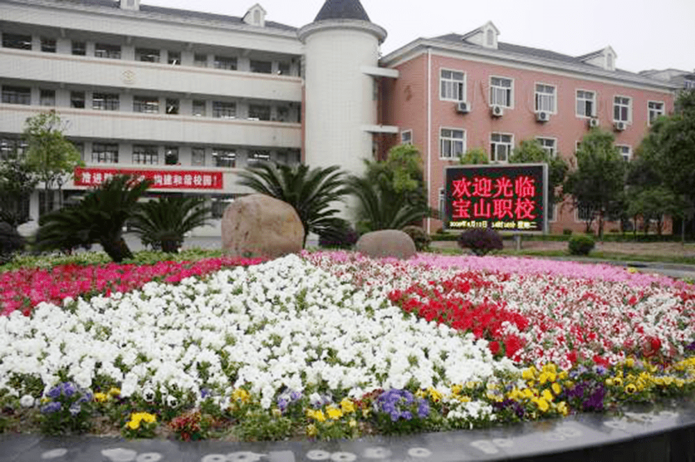 环境清幽,芳草似锦,人文浓郁,设施先进,是莘莘学子求知成才理想之地