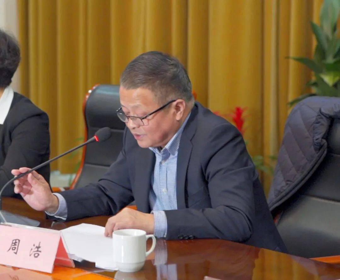 (周浩作财务报告,宣读十件大事)金箔视频大会上,集团总部财务结算中心