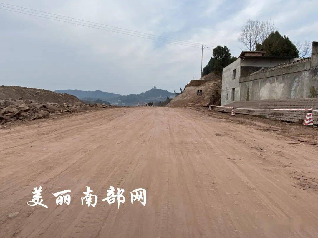 路牌↑南部望月锦绣长城位于南部县南隆街道办事处望月村.