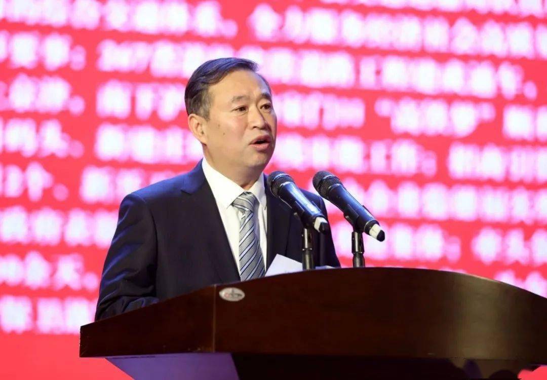 副县长朱先旺宣读《关于兑现2020年度县产业发展引导资金及表彰优秀