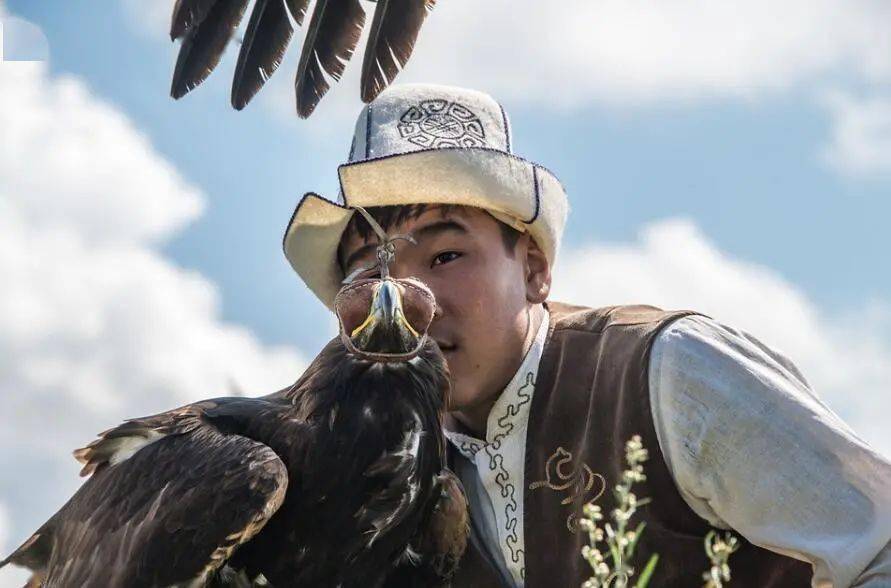 毡 帽毡房对于吉尔吉斯的游牧民族来说,一直有着很高的价值,不仅是