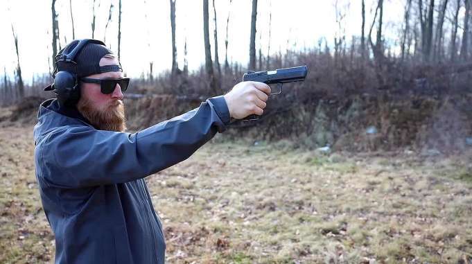 漂亮的杰里科941手枪,发射9mm口径弹药,户外靶场射击测试