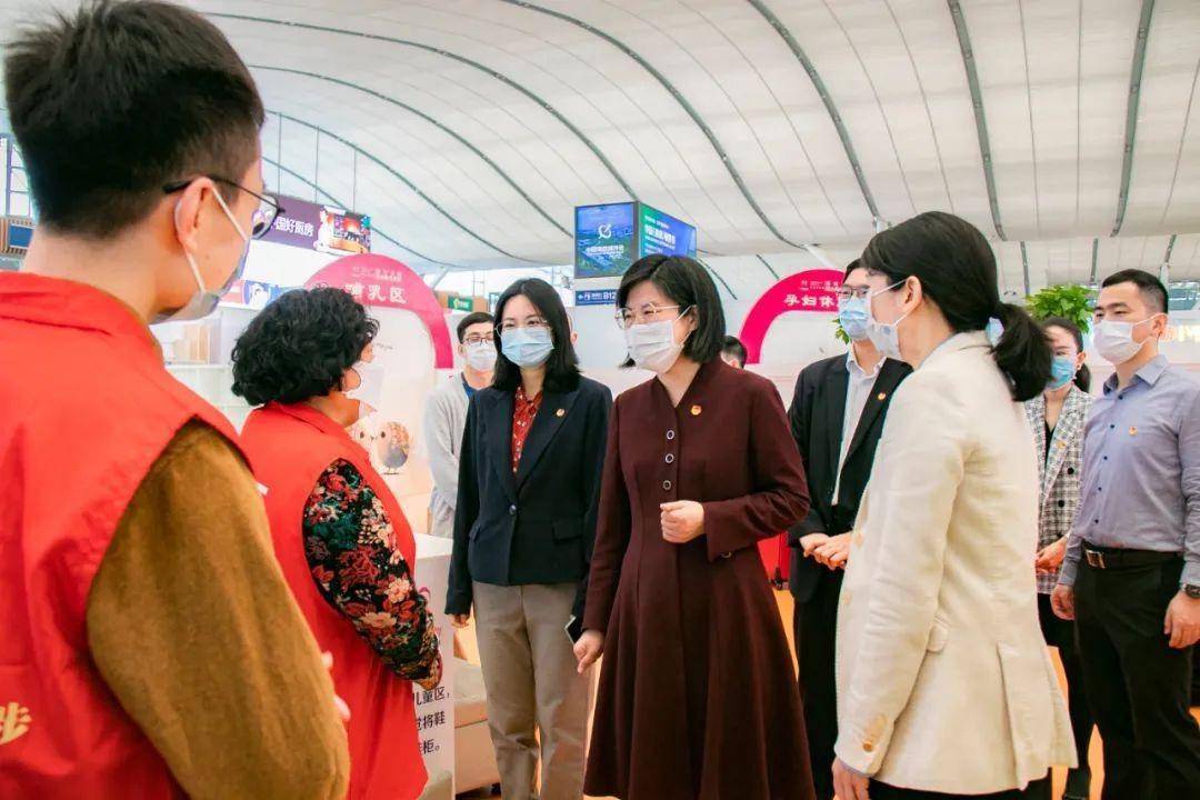 团市委书记方琳一行春节前夕赴深圳北站慰问春运志愿者