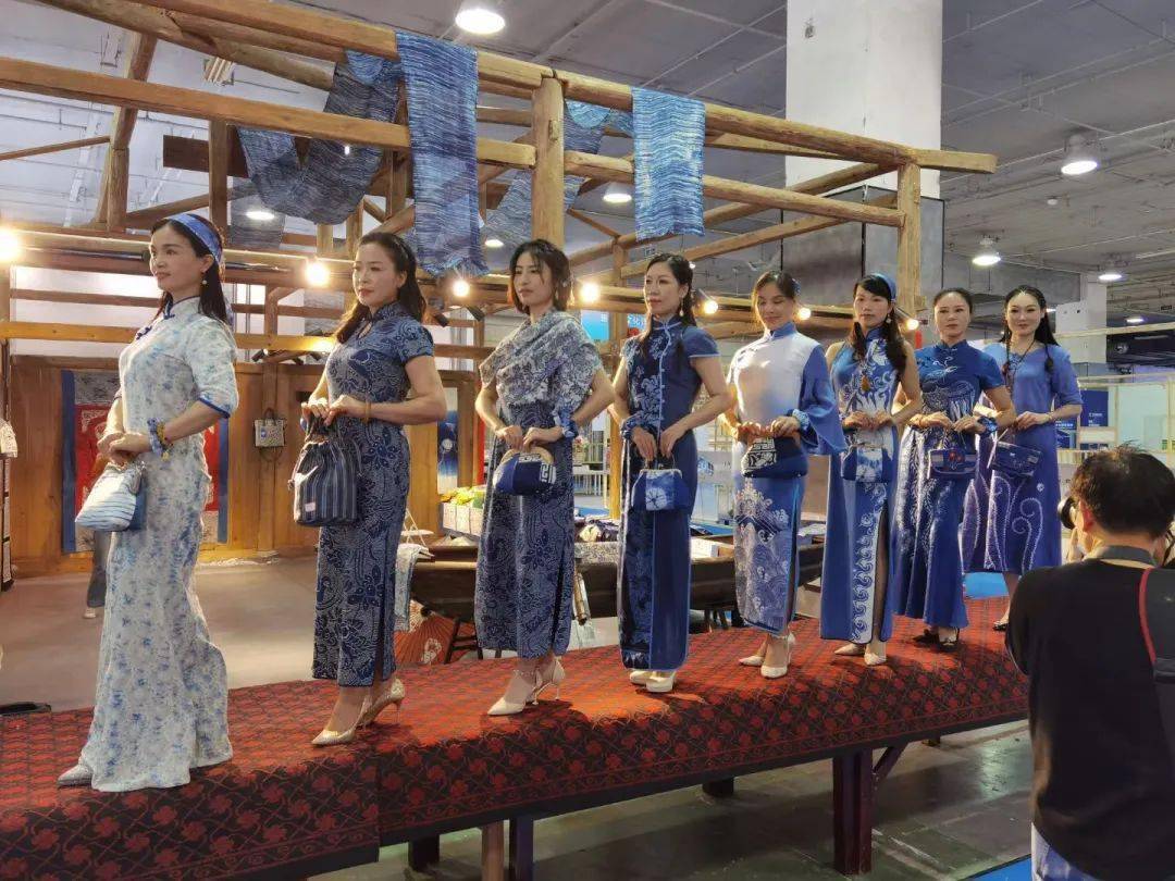 2020年温州文博会上,由国家级非遗项目"温州蓝夹缬"传承人王河生设计