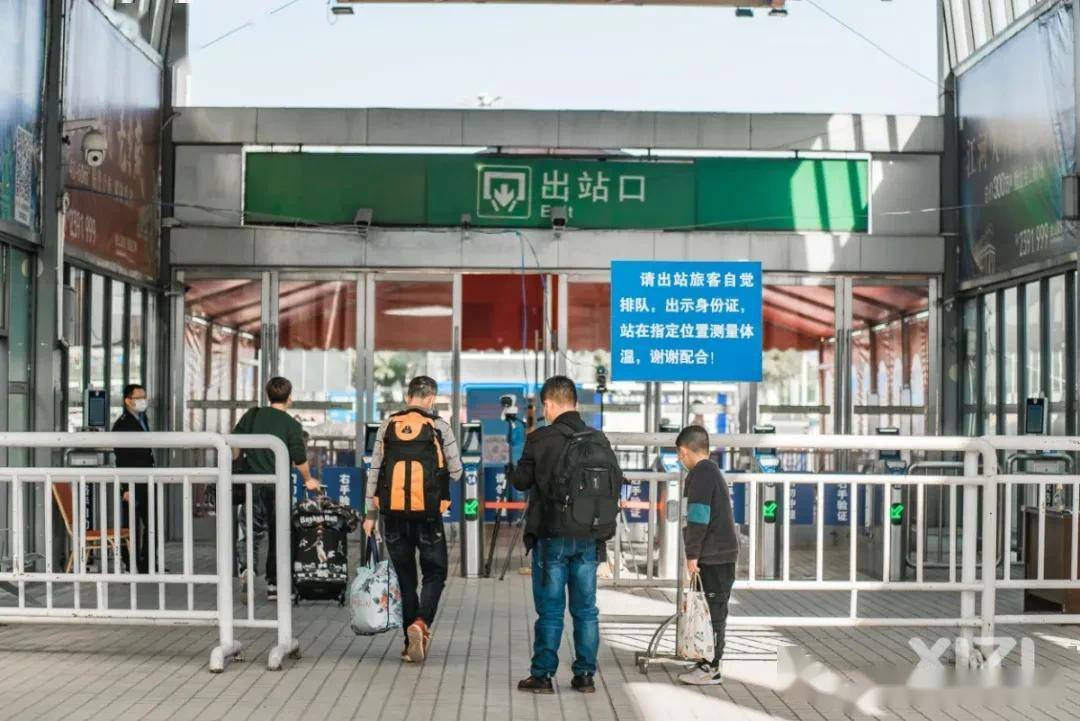 在进站口和出站口都设有电子测温系统,工作室都有医生坐镇,随时监控进