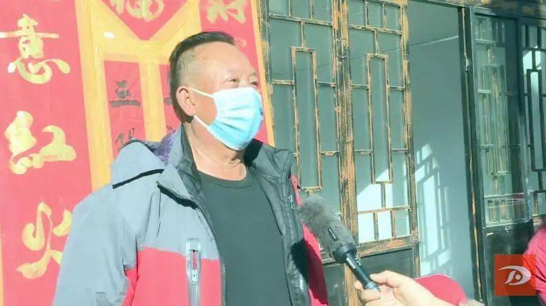 敦煌小镇工作人员裴宏斌说:"为了使年味更足,同时满足市民的购物需求