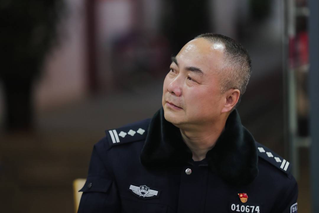 封面新闻记者 钟晓璐2月9日晚,成都市公安局成华分局猛追湾派出所内