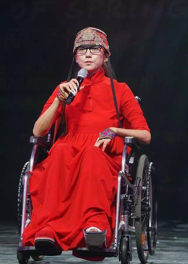 59岁杨丽萍带伤上台,打着石膏坐着轮椅谢幕,消瘦得令人心疼_上海站