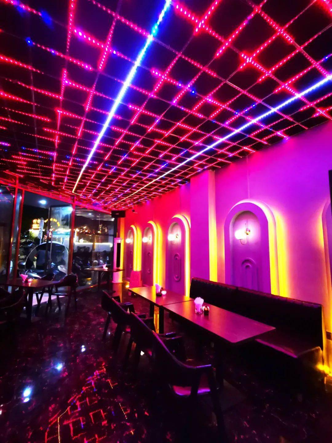 吧清渲染着酒吧的小资情调和艺术气息想象中的乌托邦,如梦如幻的灯光