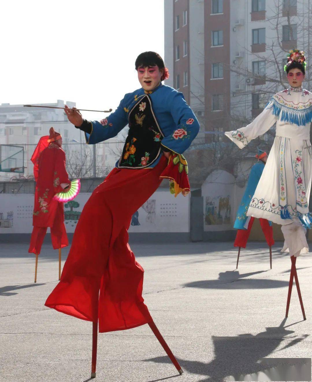 第九届辽西高跷秧歌展演热闹开锣