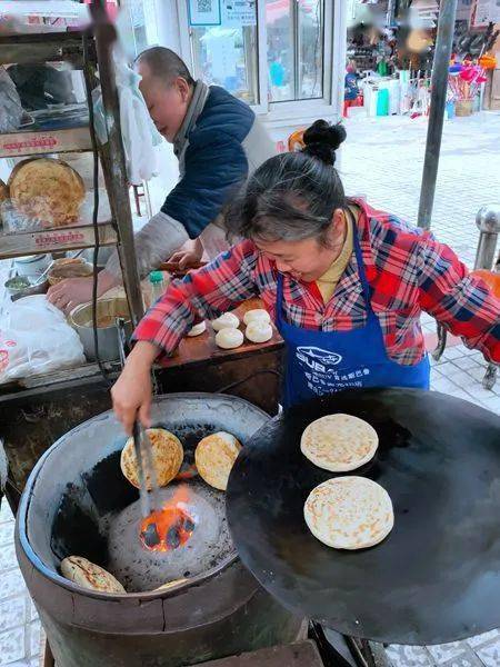 南充金鱼岭菜市场这家李家赵锅盔,卖了十几年了!