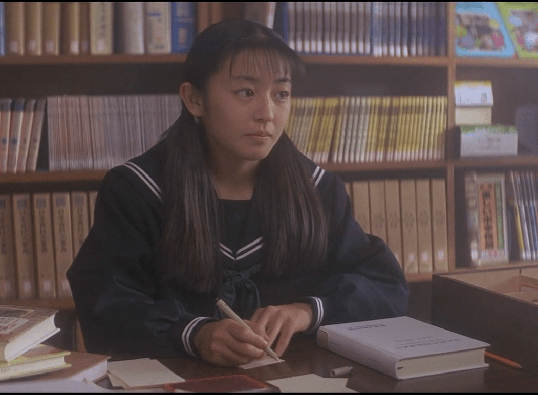 博子请藤井树跟她讲讲关于自己已故男友的回忆,并希望她能拍一些照片