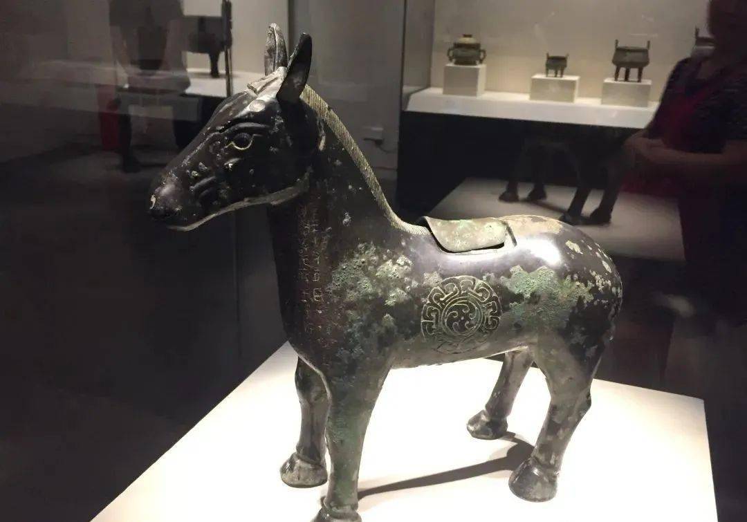 先秦时期的鸟兽尊:上古动物形青铜器_酒器