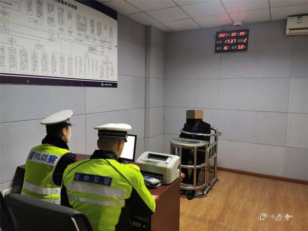 事发东风中学 阆中一男子连续剐蹭6辆车 驾驶员
