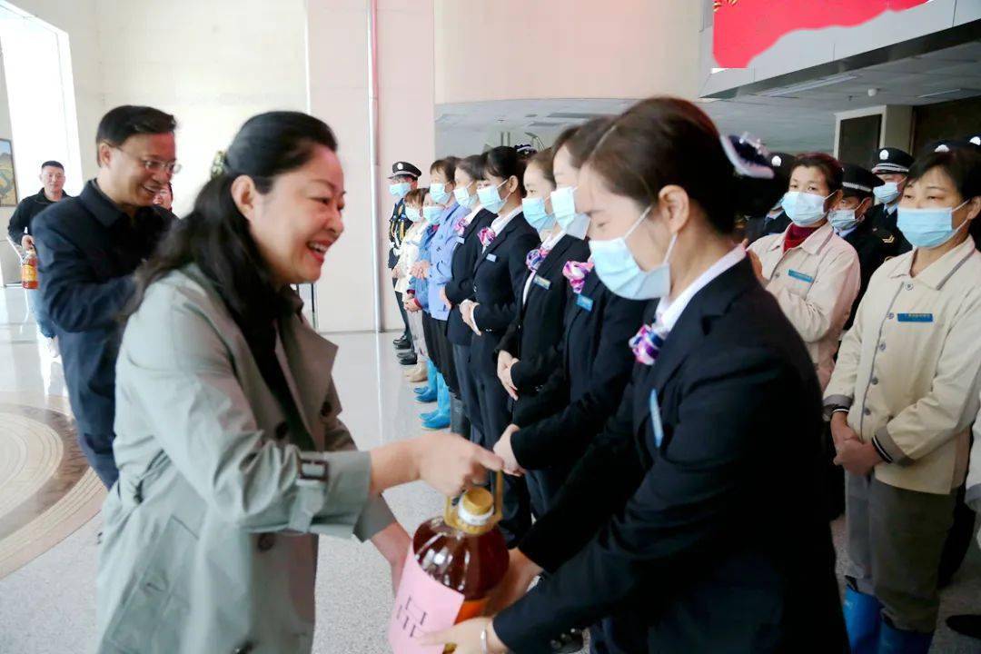 迎新春送温暖丨陈尧慰问市人大机关后勤服务工作人员