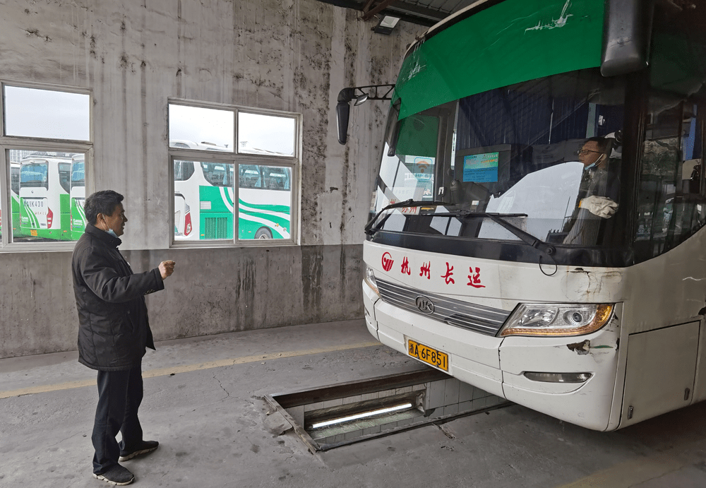 汽车北站机务门检班长吴国庆,在长运工作已有近40年了