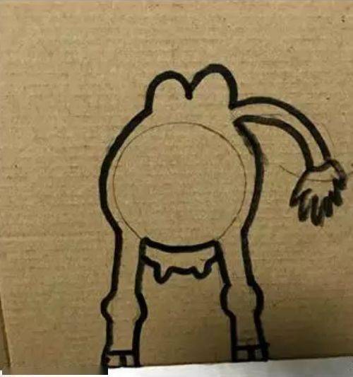 将纸巾筒内芯立在硬纸板上,画两个圈,不要贴太近,将纸巾筒内芯切掉三