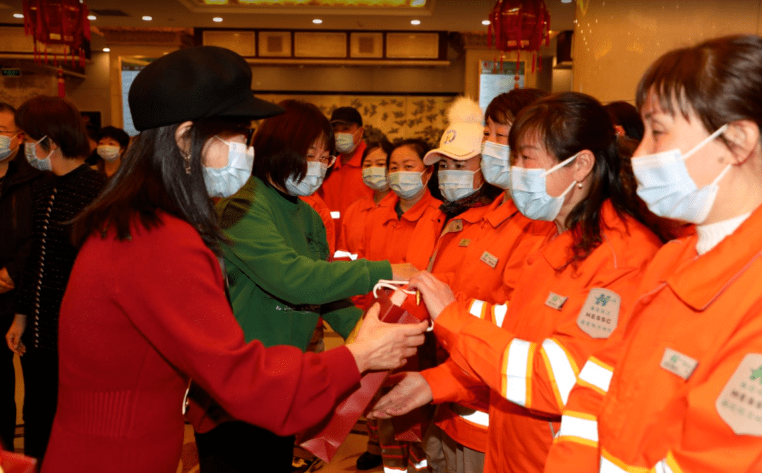 关爱她行动留京温心年海淀妇联举办关爱环卫女工除夕活