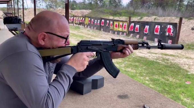 加消音器的ak声音确实小了很多听起来还蛮好听的