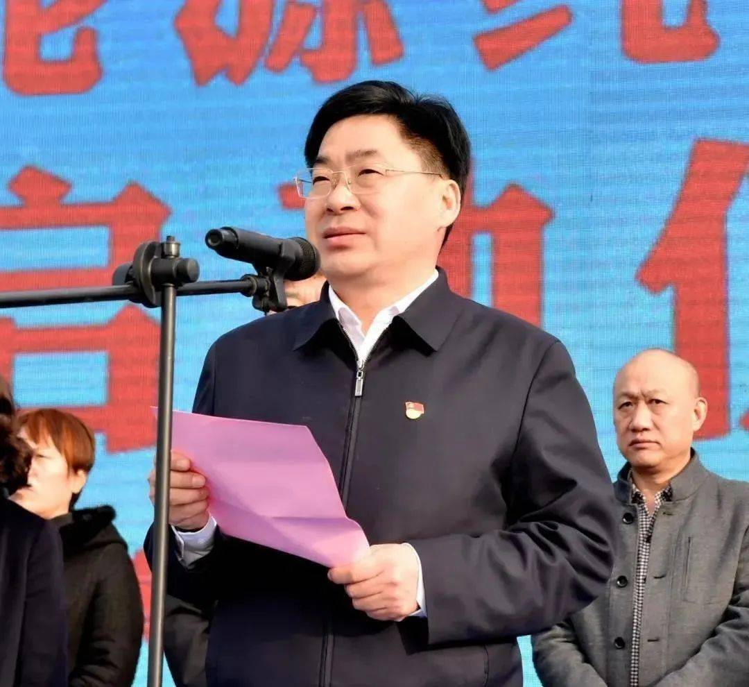 在体验新能源纯电动公交车时,邵奉公说,城市公交是惠及群众的民生工程