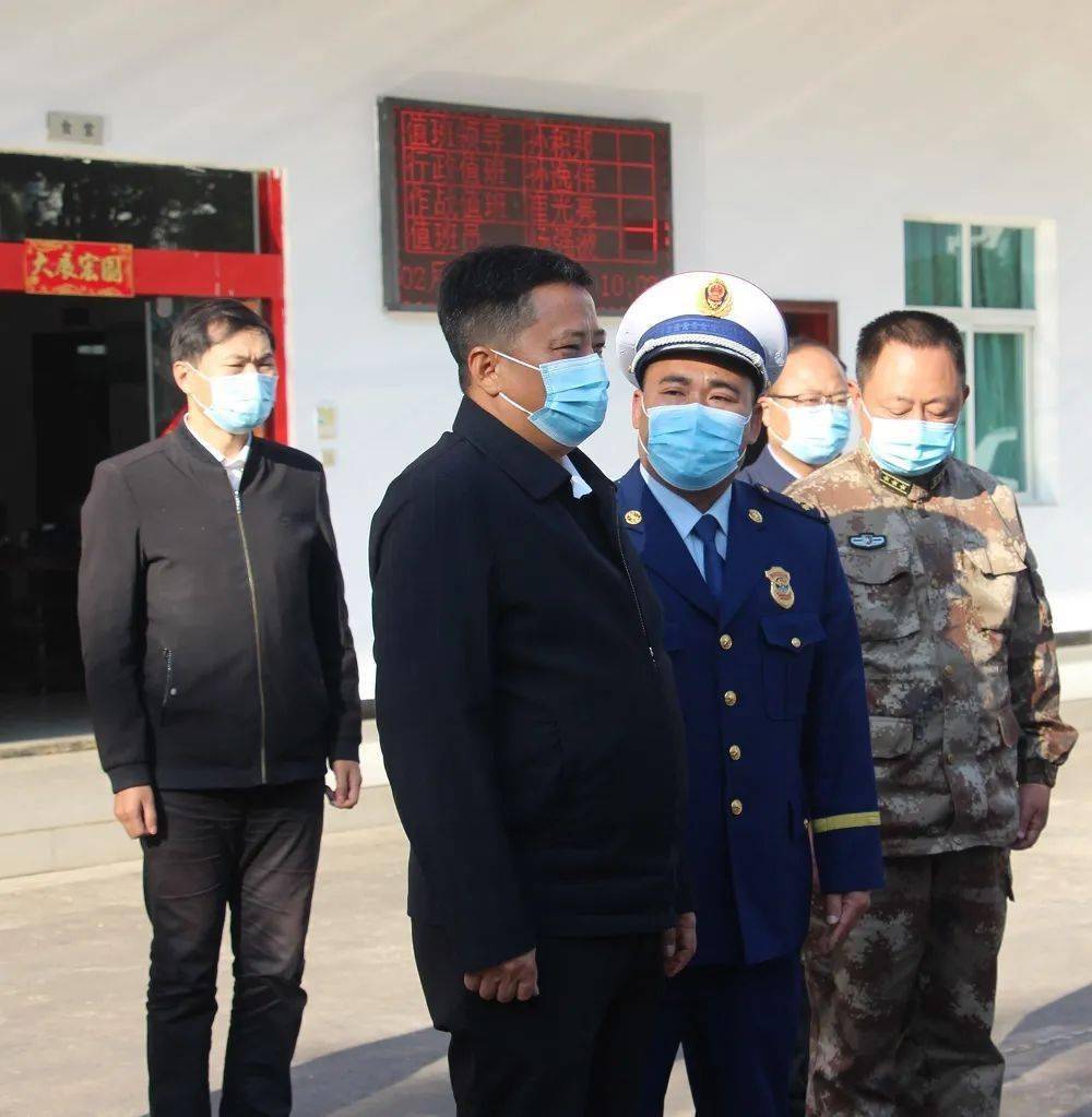 镇康县委书记董万春除夕看望慰问消防指战员