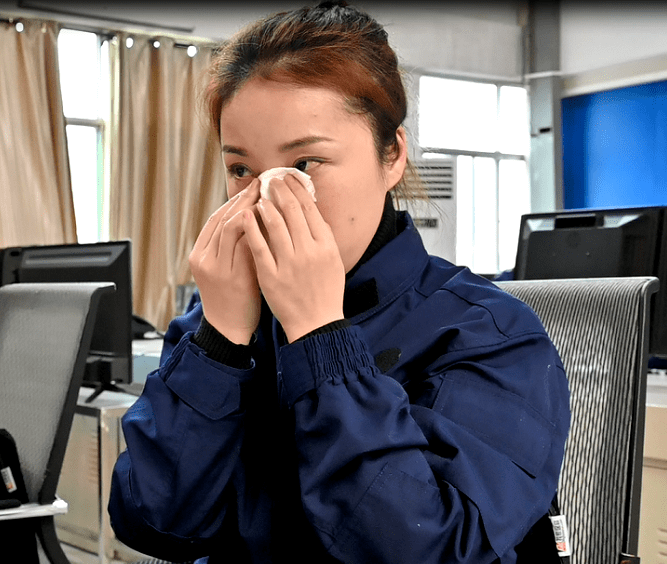 新春走基层丨她连续9年除夕都坐在电话前度过_彭玲静