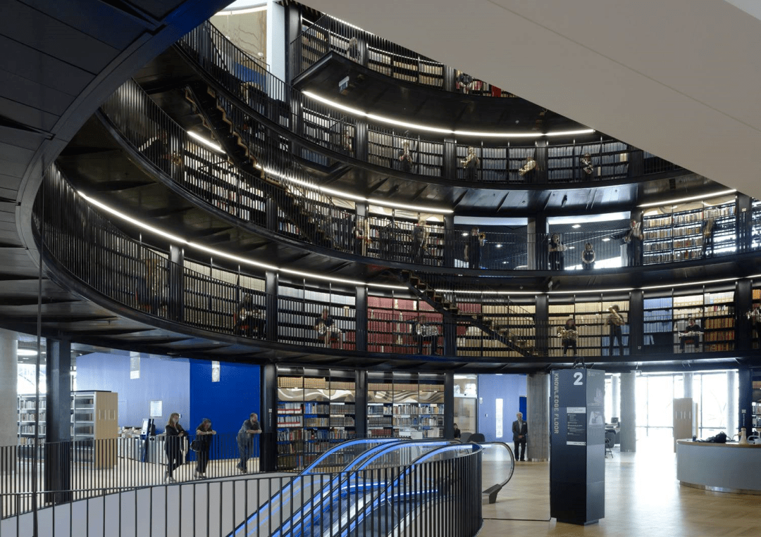 圆形大厅在穿过图书馆的动线排布中起着重要作用,宏大的挑高空间提供