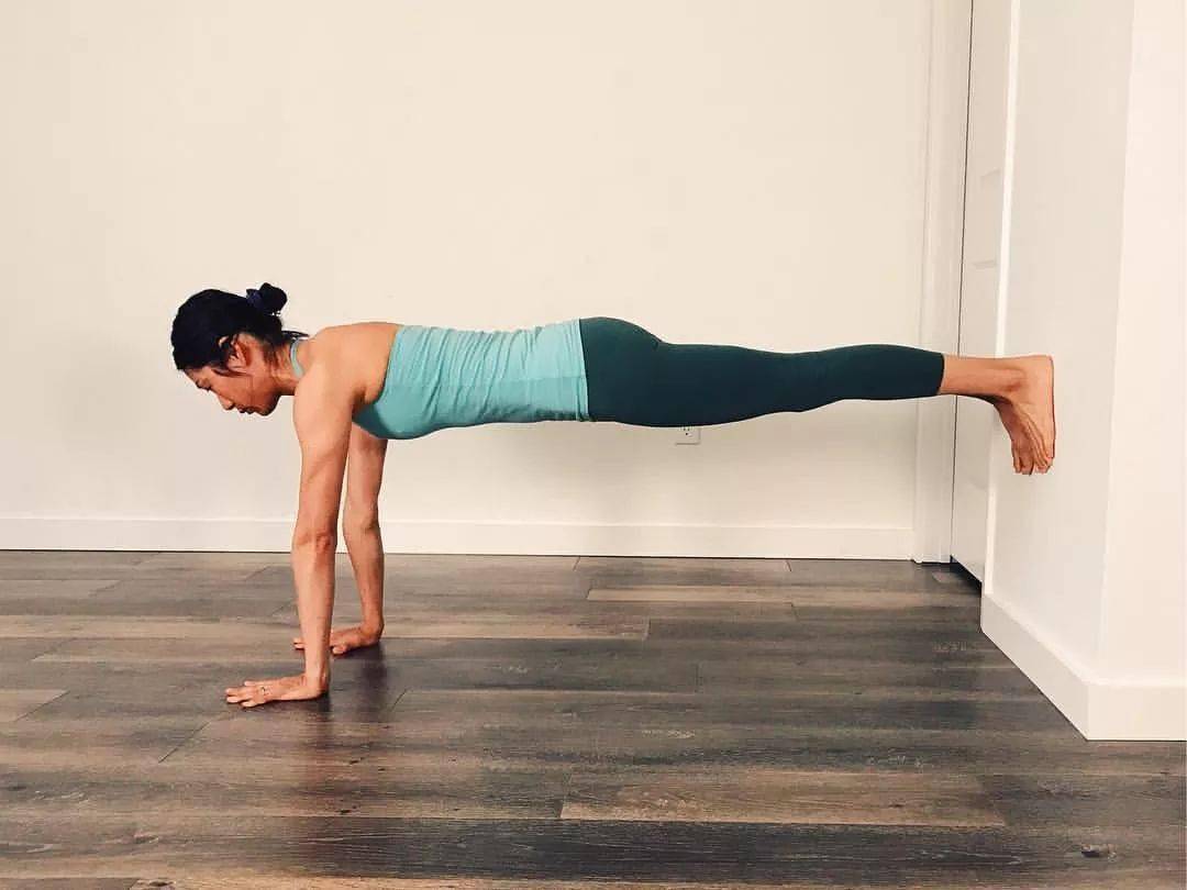 在家没有瑜伽垫这8个动作在家靠墙就能练