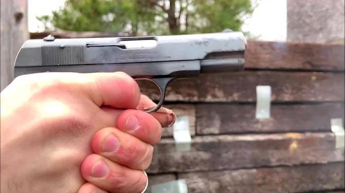 柯尔特m1903手枪户外靶场射击测试性能可靠深受老外喜爱