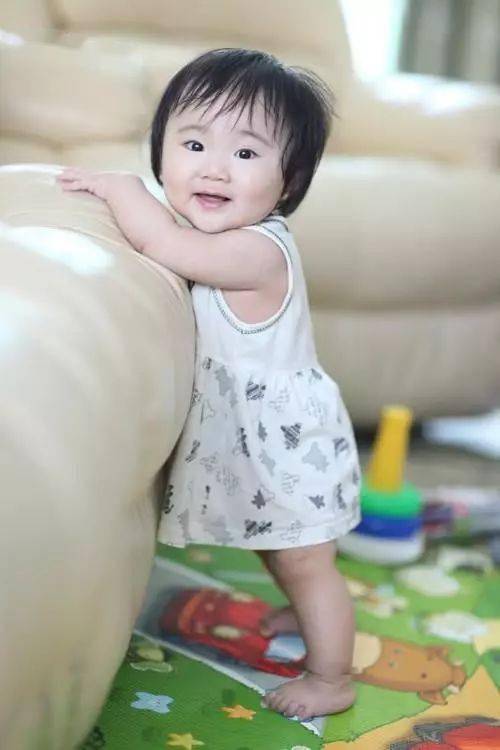 婴儿几个月会坐几个月会爬几个月会走 85d31020fdb0490096d412da56b87526.jpeg