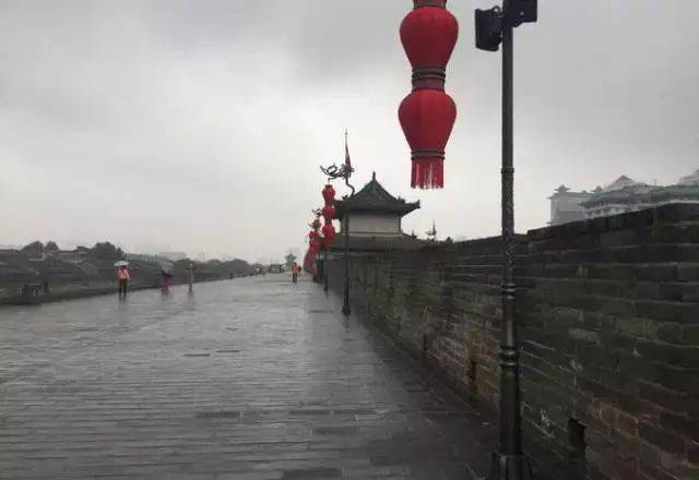 今天起陕西出现弱降温，中南部有小雨天气