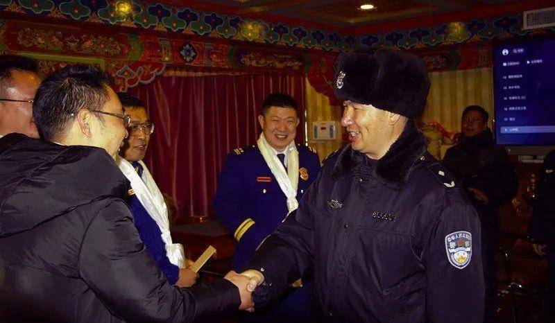 那曲市公安局党委慰问一线力量