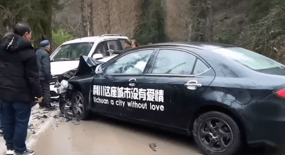 正月初二 恩施一车出车祸 车身上的字引发网民强烈关注 利川