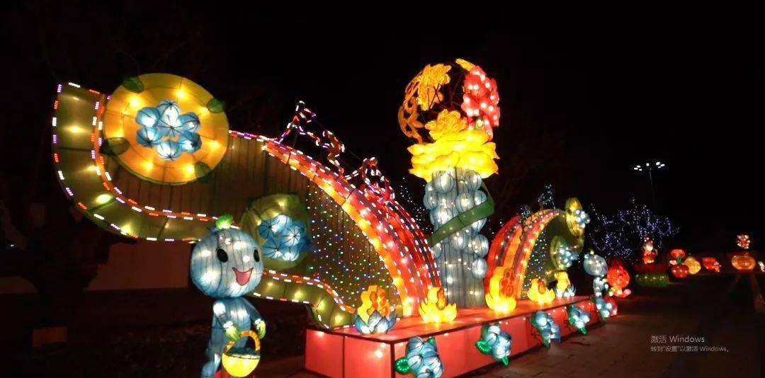 丽正园风景区已于腊月二十六开放夜景,夜幕降临之时,丽正园上空繁星