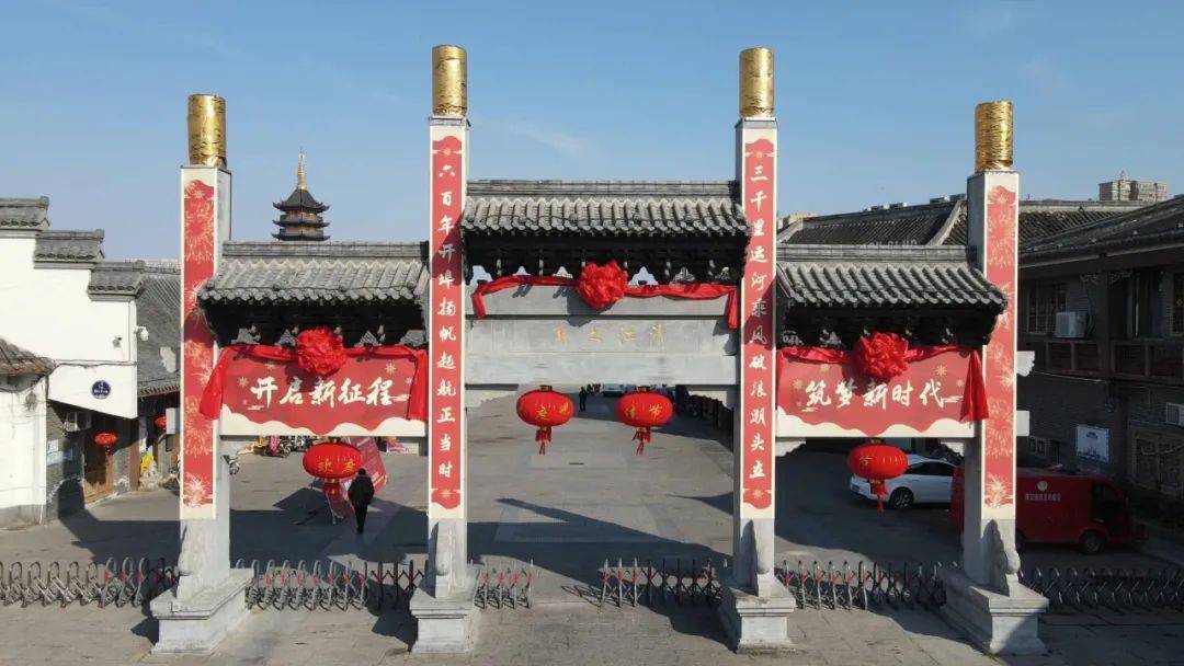 "春节期间,淮安清江文庙挂上了长6.75米,宽0.