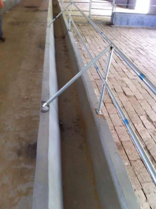 水泥羊槽近图(上图)二,活动式羊槽,便于移动,清洗,可随意调整高度