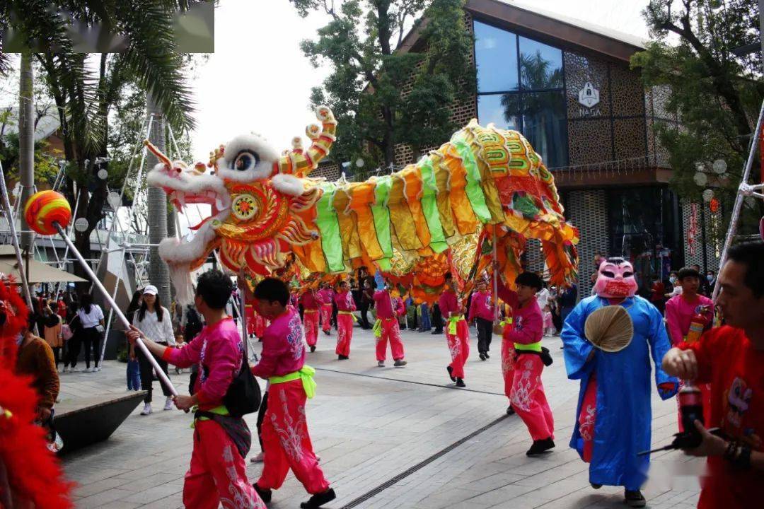 在顺德华侨城欢乐海岸牌坊广场,争相观看春节传统民俗活动龙狮大巡游