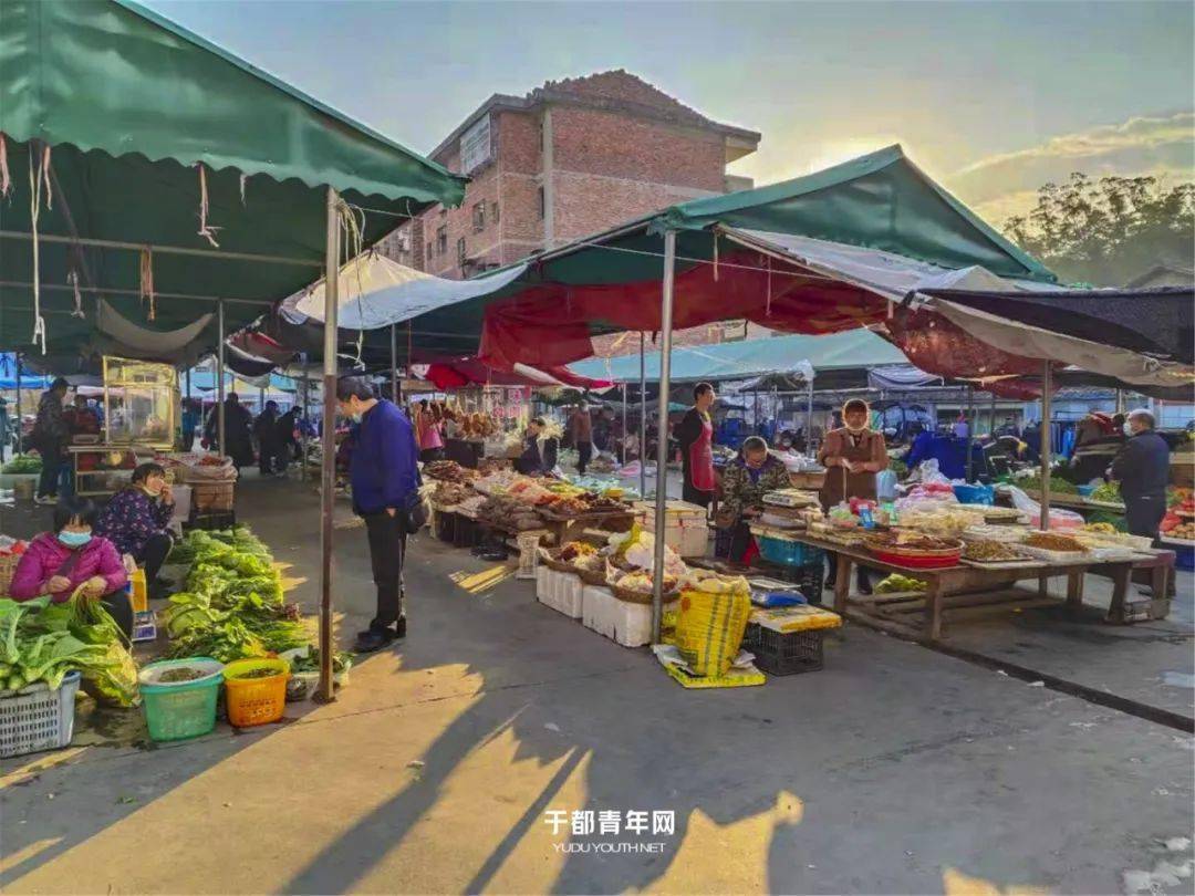 市场位置很大,分为室内和室外两个部分,来这里逛菜市场的主要都是附近