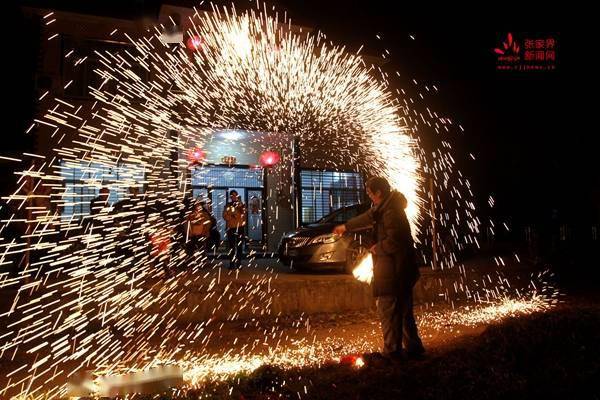 缤纷斑斓的烟花让一度沉寂的乡村夜晚增添了一份人间烟火气息