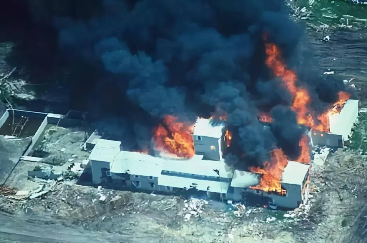 韦科惨案美政府出动坦克飞机围剿教会50天80人命丧现场