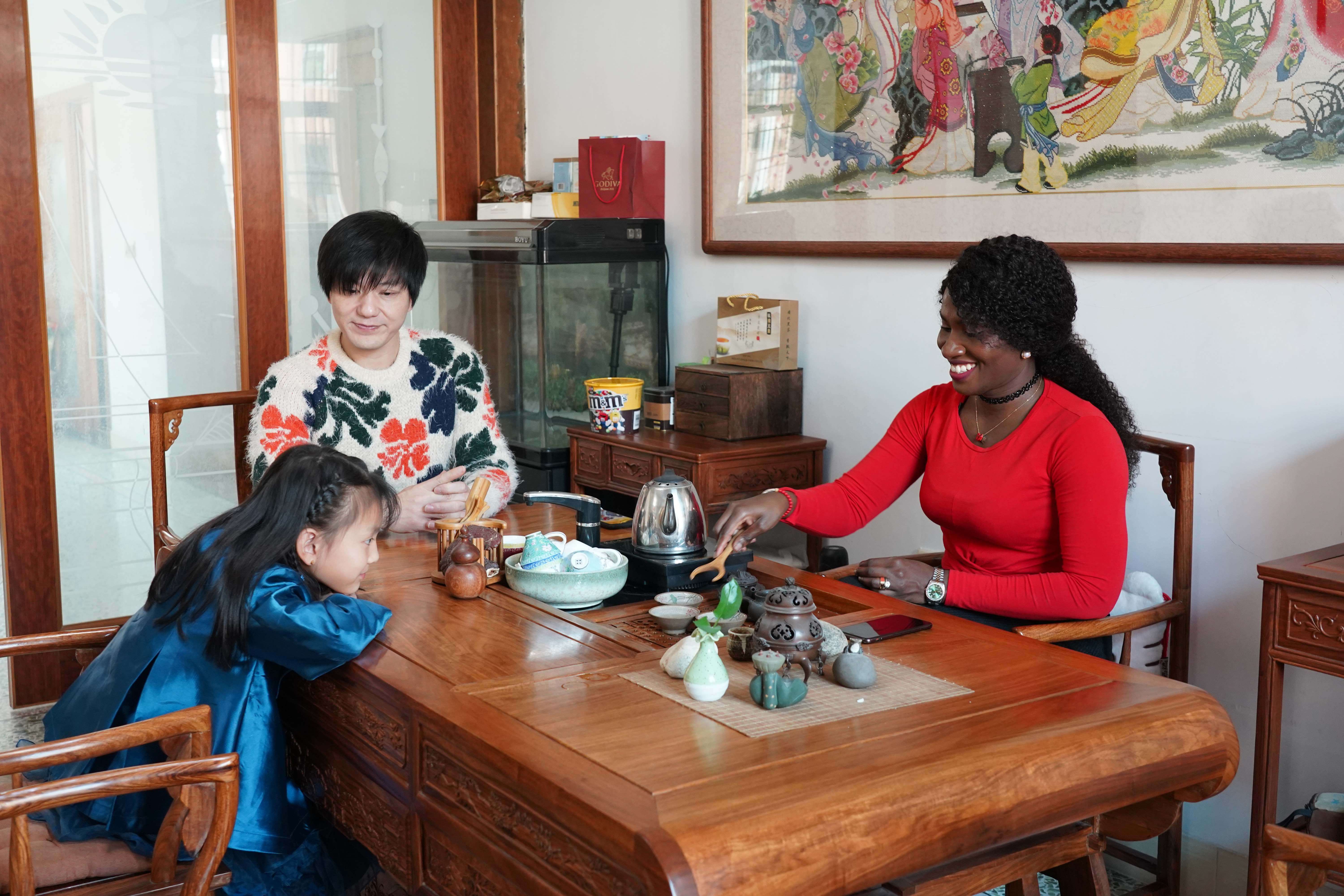 加纳女歌手打非洲鼓唱潮剧过混搭春节:中国是我的童话故事_米兰