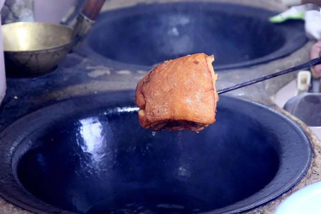 走油肉那么,吃了那么多年的走油肉是如何制作的呢?小嘉手把手教你