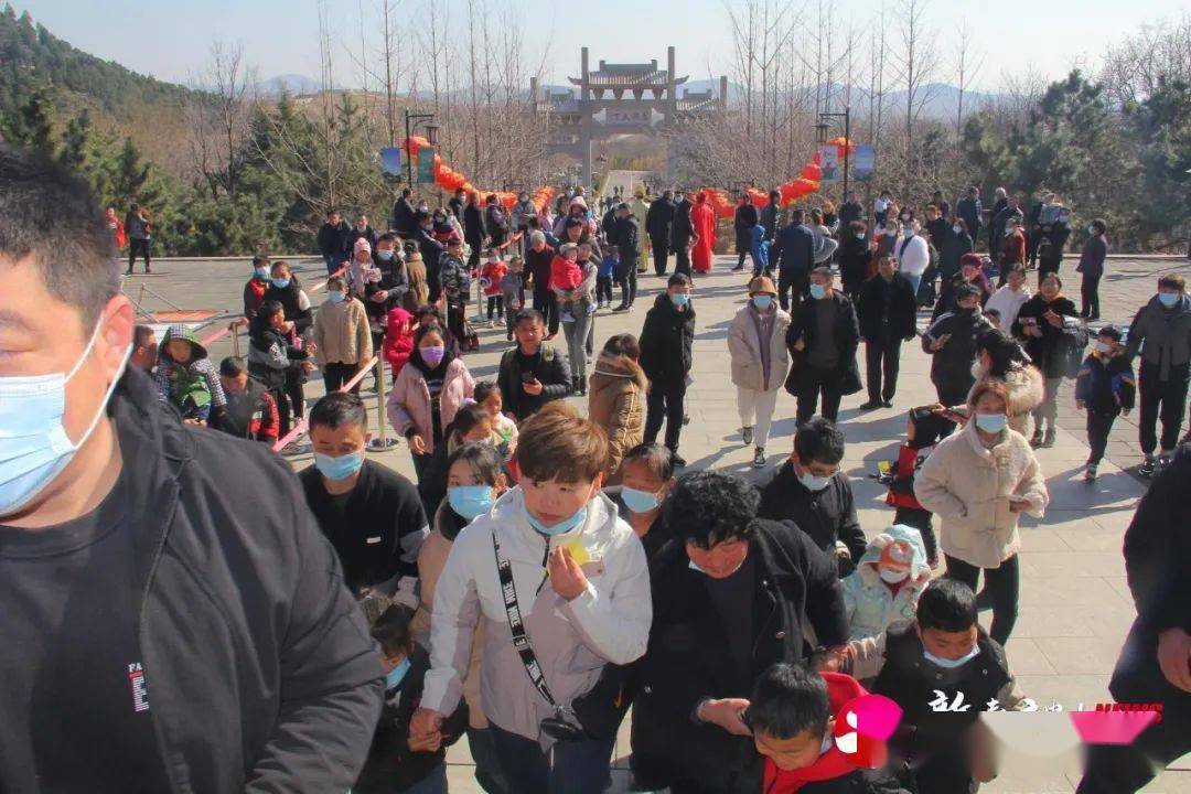 大批市民前來觀看見子山景區作為近幾年新興的綜合性生態旅遊景區滑雪