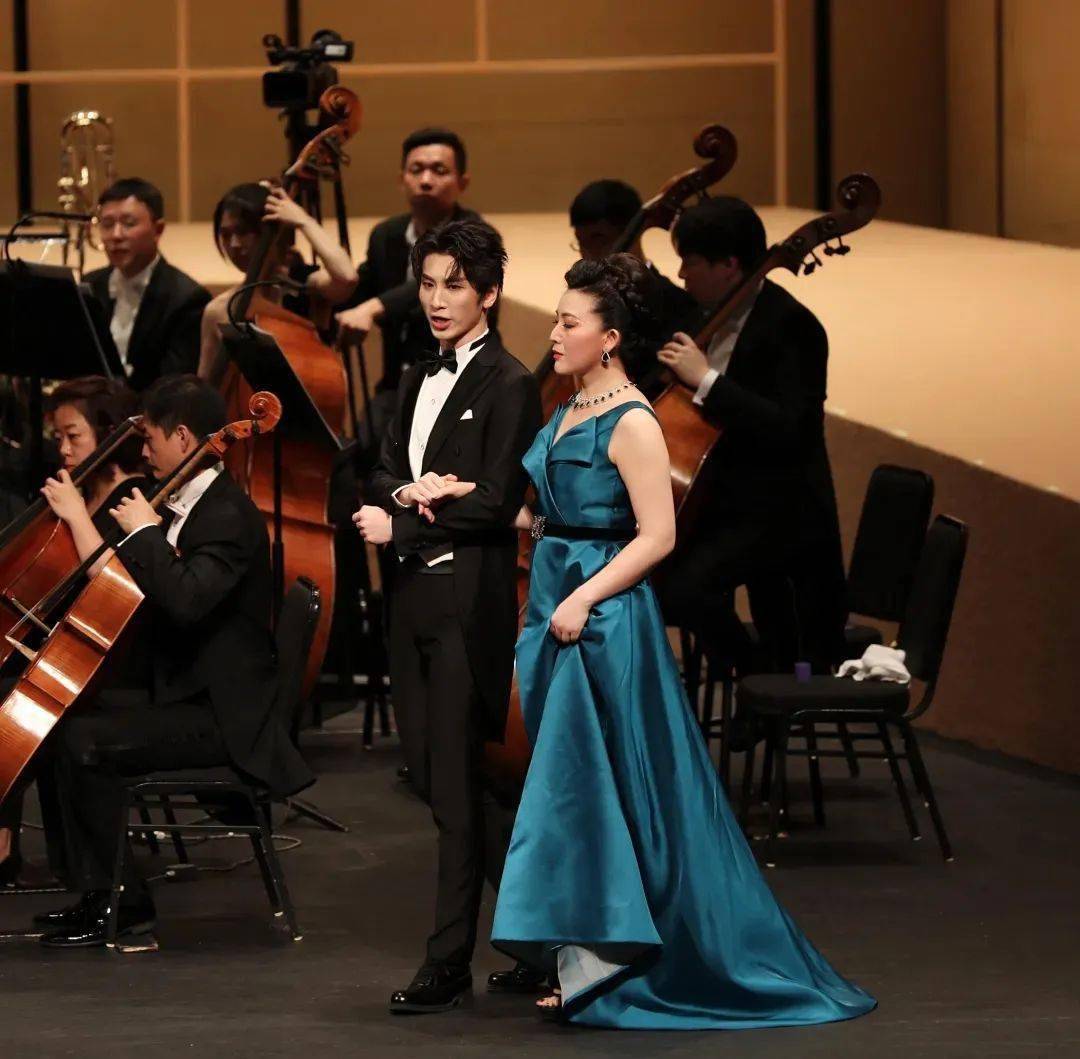 作为"艺起前行·申暖人心"春节线上展播的重要内容,上海歌剧院的「云