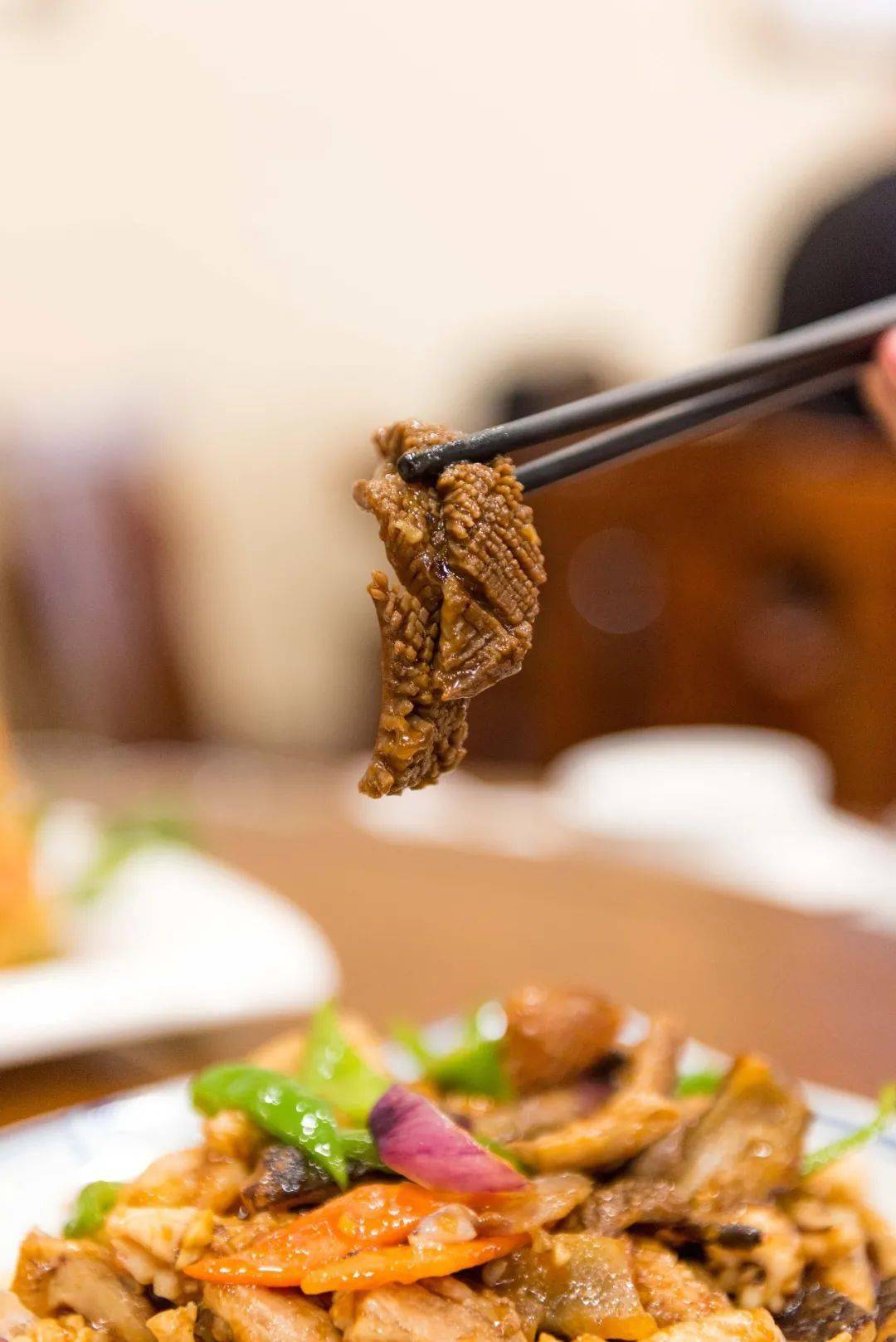 只用咸味调口加上过油后的焦香形成了传统熘肉段精髓所在的咸香味道