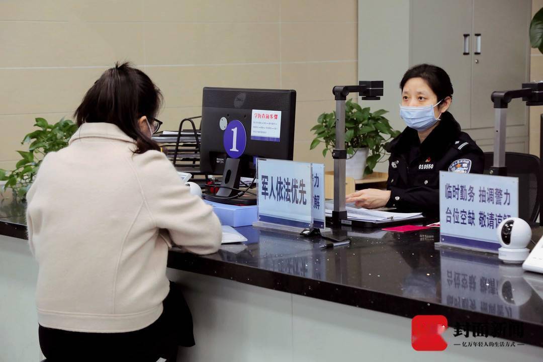 男子外出游玩遗失身份证延时服务十余分钟办理完毕 办证