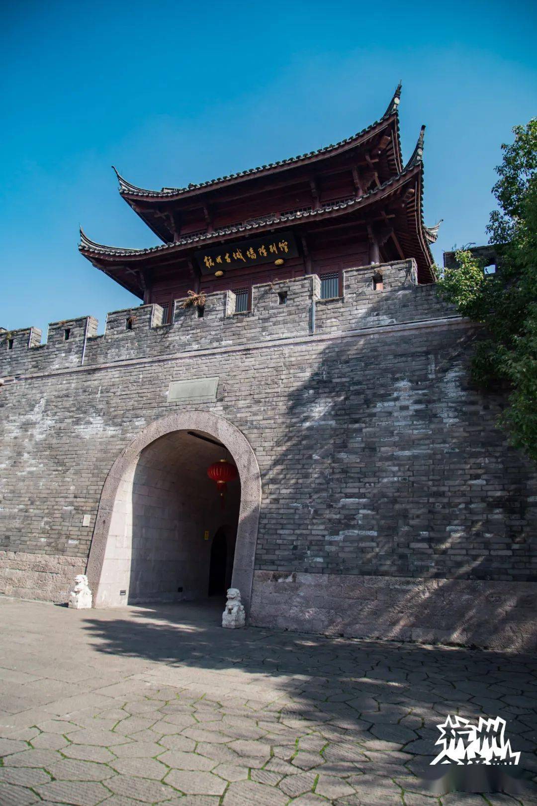 历经沧桑的杭州古城墙戍守着这座城市的历史命脉