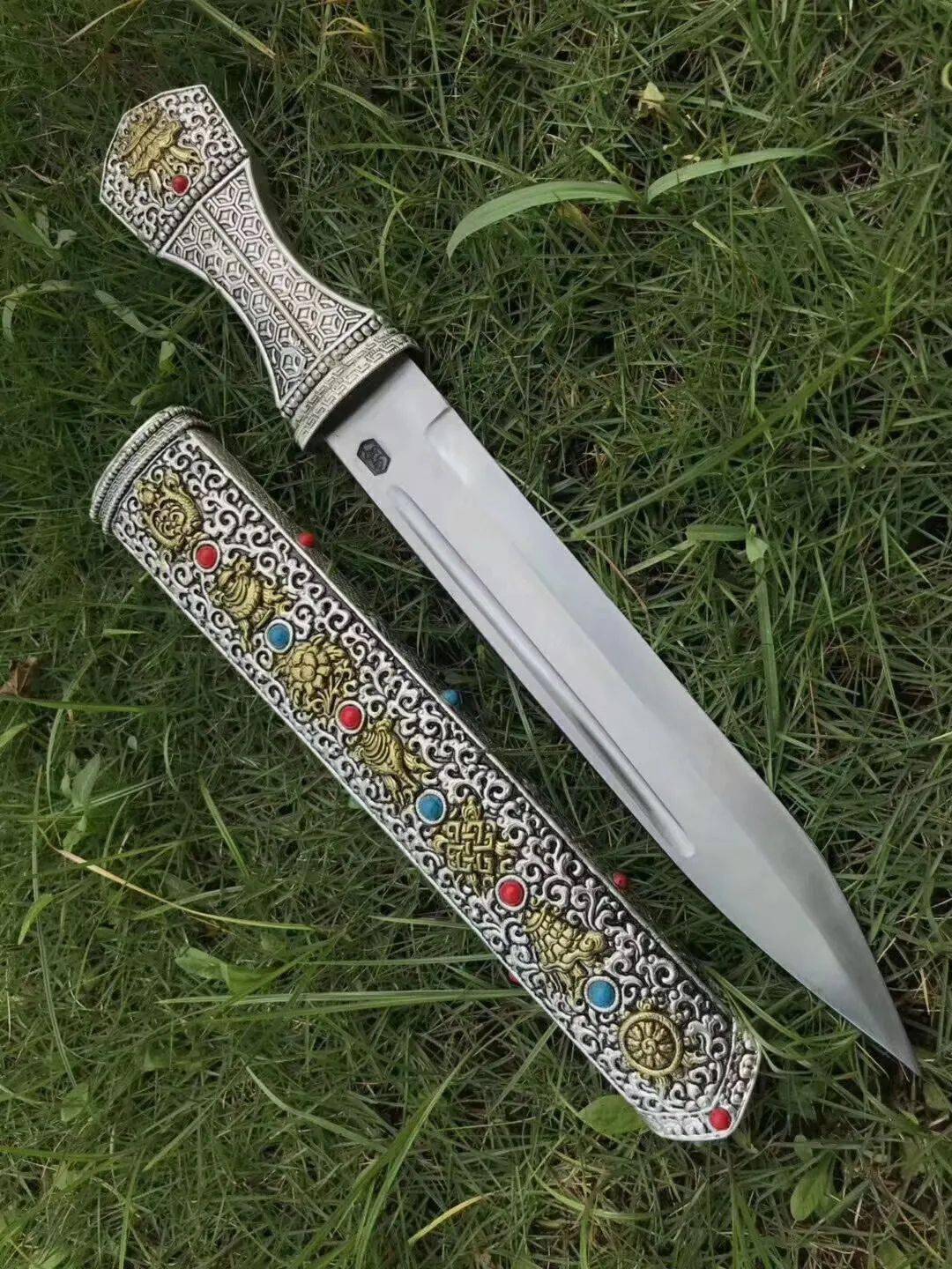 藏刀从规格尺寸上大致可分为长刀,短刀和小刀三种.